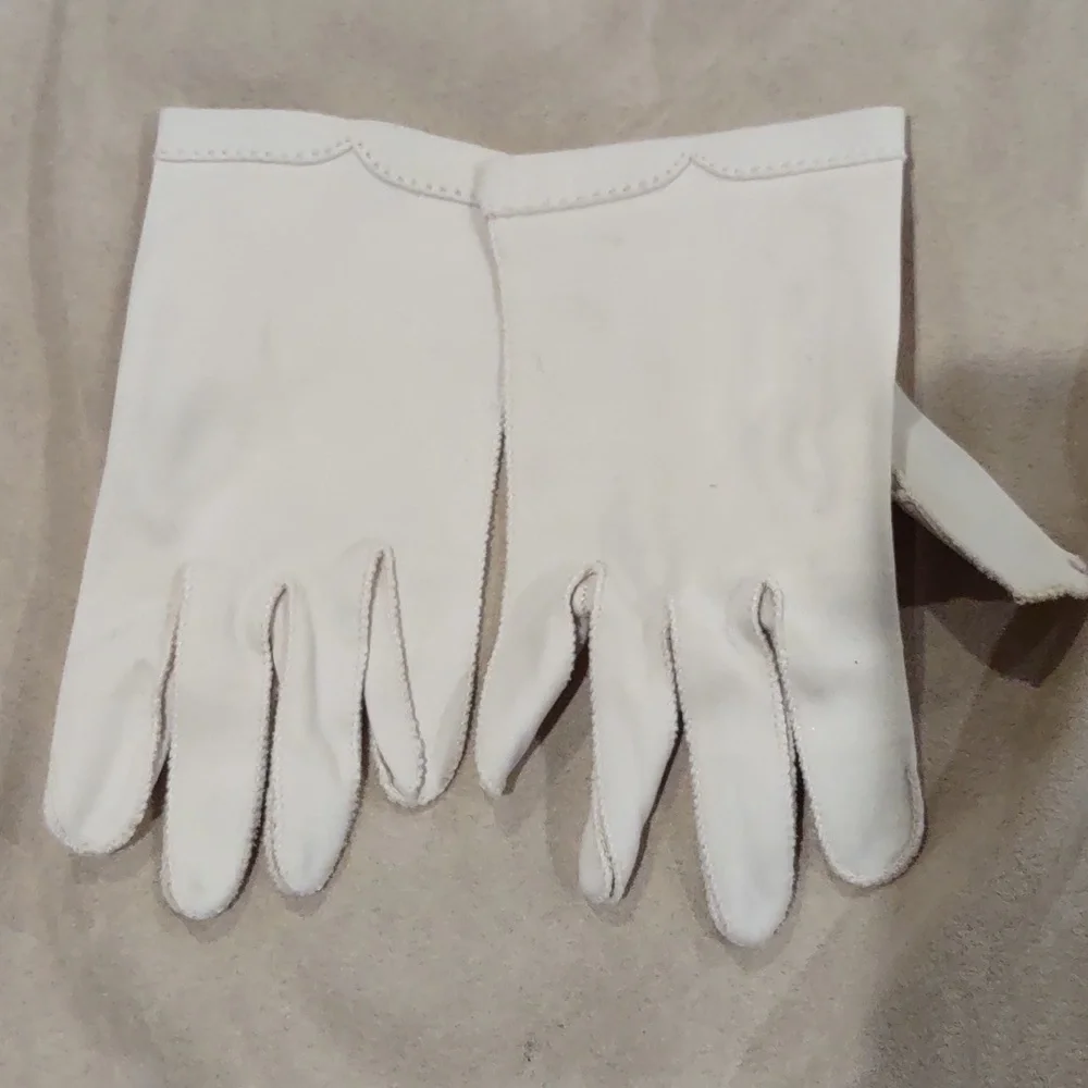 Small cream ladies hand gloves, vintage